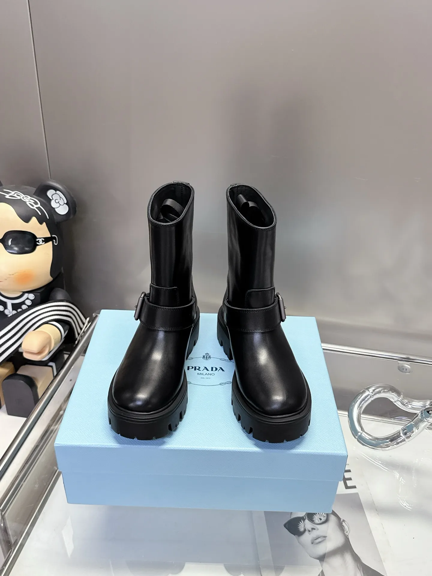👟👟Ex-factory price 580👟👟Cow leather noodles. 35-40 (customized at 41) Prada 2025 new thick-soled 5cm boots are coming, who can resist being tempted! The classic Prada triangle is low-key and luxurious, highlighting the brand's unique style. The thick-soled design increases the height and silently lengthens the leg lines. The aura instantly reaches 2.8 meters and makes you feel windy when you walk. Whether it is made of high-quality leather or soft and skin-friendly suede, each pair of boots fully demonstrates Prada's exquisite craftsmanship. The cool black model, paired with jeans and a motorcycle jacket, is a perfect street fashionista; the gentle khaki and calm brown, paired with woolen coats and long skirts, show elegance. The metal buckle design on the boots adds a bit of toughness and casualness, and the details are taken care of directly. This autumn and winter, with the blessing of Prada thick-soled boots, your sense of fashion will be directly enhanced, and you can easily become the most handsome boy on the street! #Prada #2025 new boots #Thick-soled boots #Fashion wear